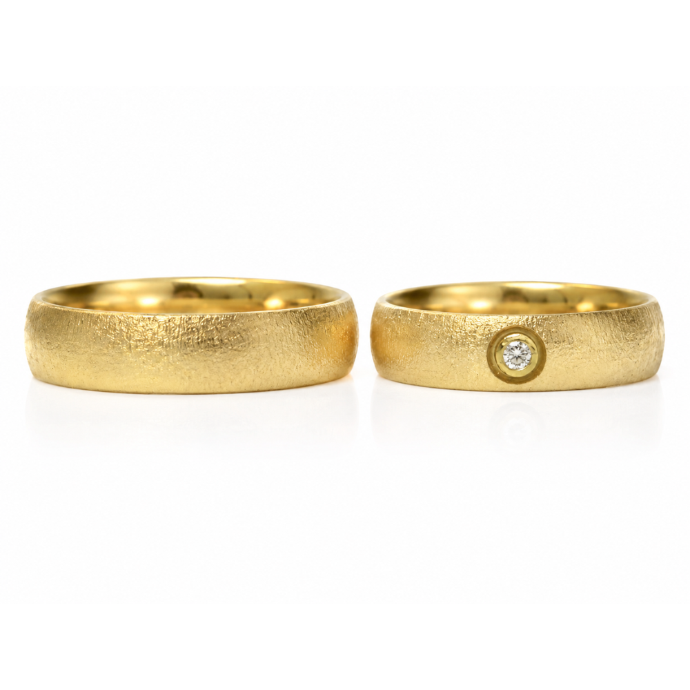 Lind Design - 14 karat guld vielsesringe med flamme overflade og 1 diamant - cm5