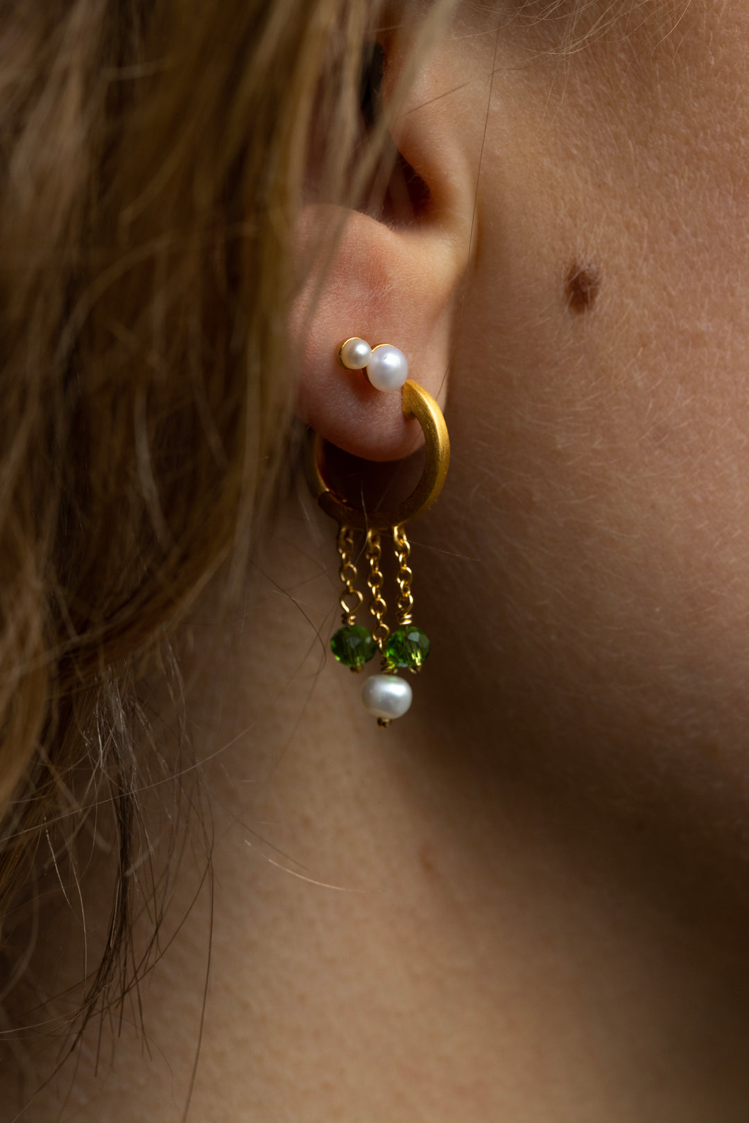 byBiehl - Tienne øre hoops i forgyldt med perler og grønne sten - 4-038m-gp