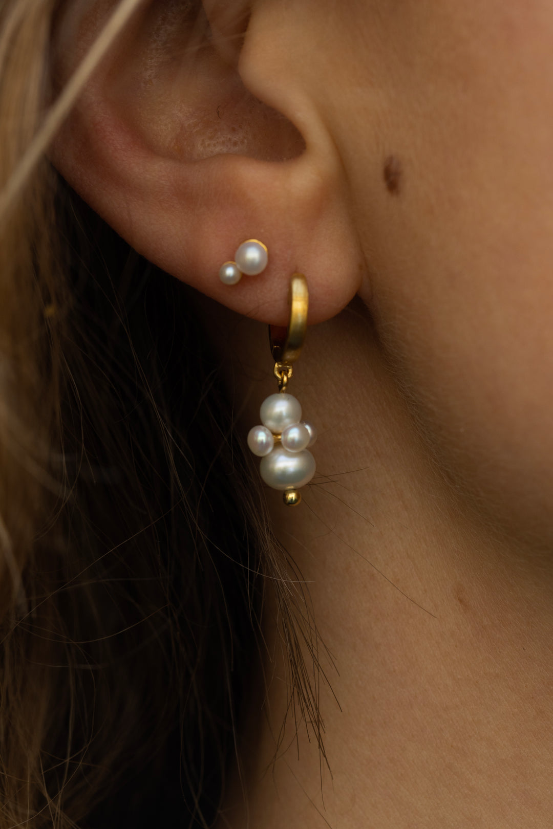 byBiehl - Pearl cluster øre hoops i guldbelagt sølv - 4-1510wp-gp