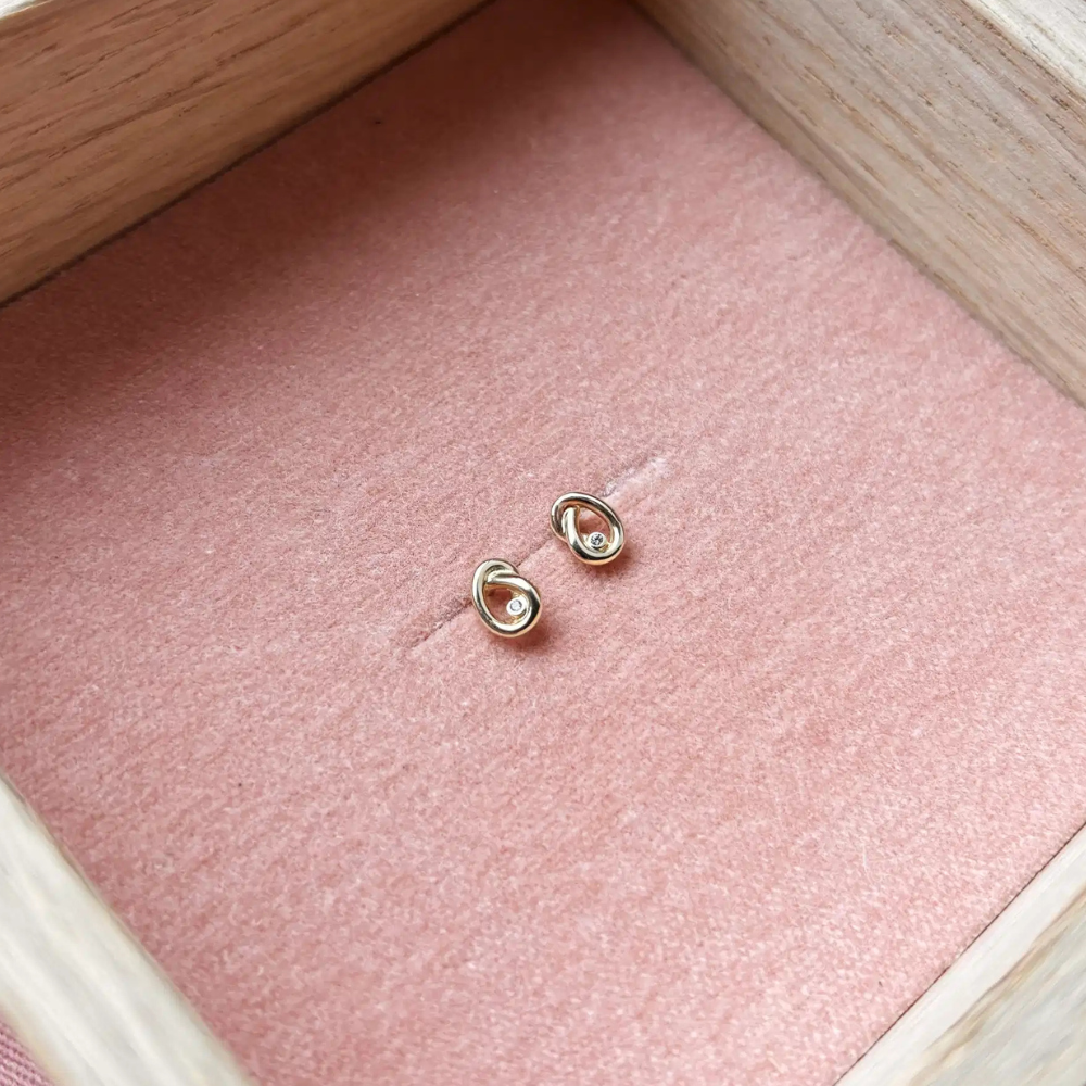 Scrouples - 8 karat guld dråbe knude ørestikker med sten - 125183