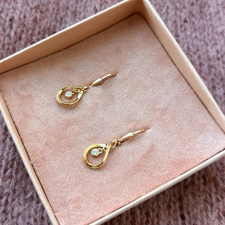 Scrouples - Dråbe ørebøjler i 8 kt. guld med bevægelig sten vedhæng - 125143