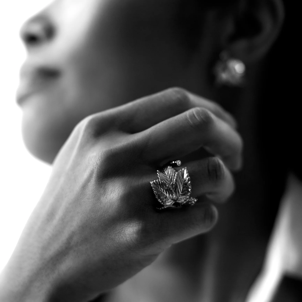 Flora Danica - Rosenblad statement ring med diamant i sølv - ros-stri-s