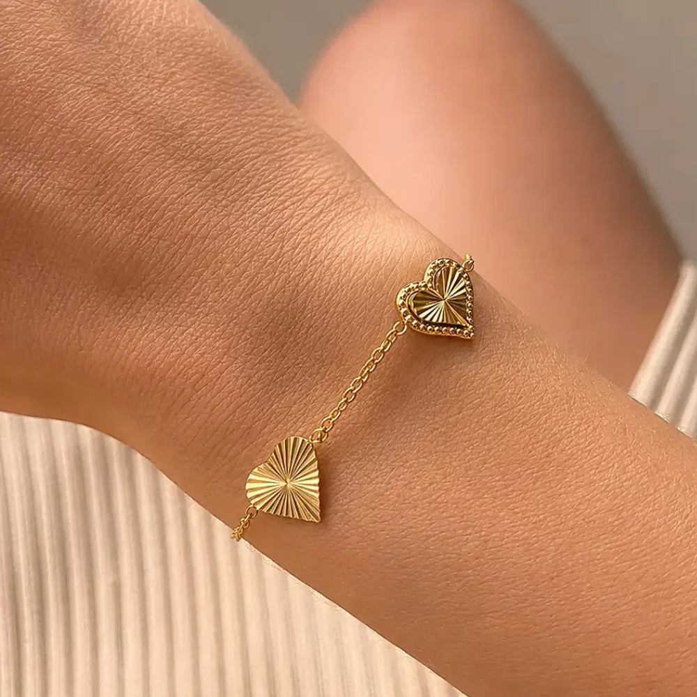 Molly - Plissé hjerte armbånd i forgyldt stål - st30094a,m