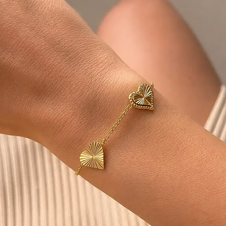 Molly - Plissé hjerte armbånd i forgyldt stål - st30094a,m