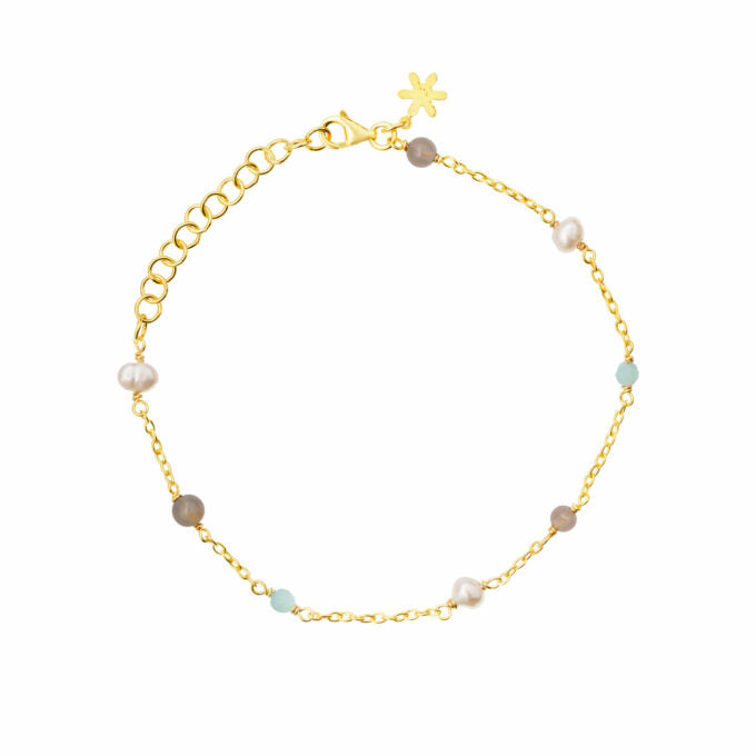 forgyldt armbånd med perler og sten i skønne farver der passer til de fleste andre smykker 