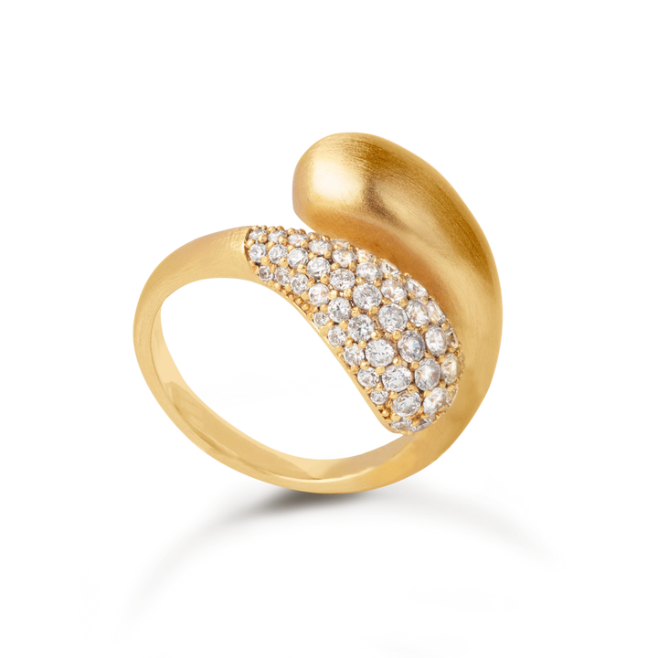 Ocean flow ring i forgyldt med sten af zirkonia. Ringen er fra byBiehl