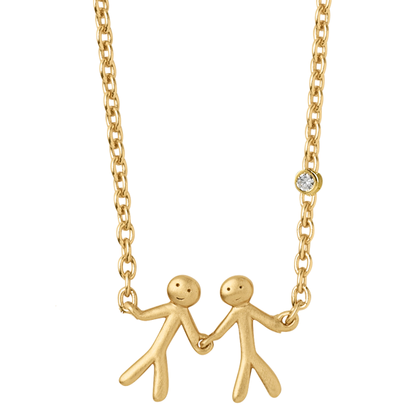 Together halskæde med to personer der holder hinanden i hånden. Kæden er lavet i forgyldt sølv og er fra bybiehl. 