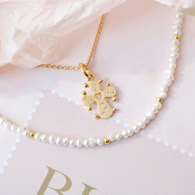 Blossom - Halskæde med perle og kæde med kors - 23001301